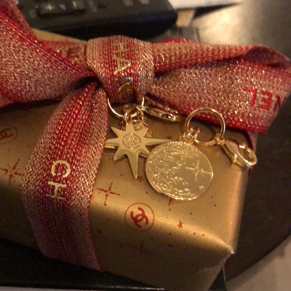 Holiday wrap charms